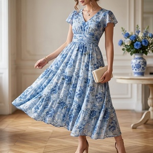 Robe midi en mousseline respirante à imprimé floral bleu clair, col en V, manches courtes, style décontracté et romantique pour l'été - Product Image 1