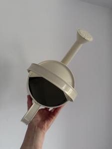 Aspersor de agua blanco con estampado de mariposas y plantas, ideal para plantas de jardín al aire libre y decoración del hogar inspirada en la naturaleza, de la India. - Product Image 5