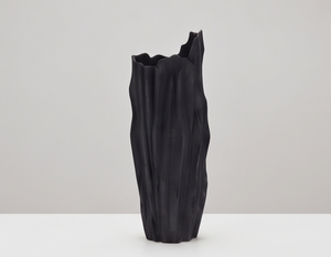 Vase d'art métallique noir premium, finition rugueuse et plissée, surface sculptée irrégulière, élégant porte-fleurs pour centres de table de mariage, disponible en gros - Product Image 4