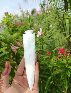 หัวลูกศรแก้วหยกขาวขนาด 6 นิ้ว ทำด้วยมือสำหรับตกแต่งคริสตัล ศิลปะหินชนเผ่า ปลายคริสตัลสีขาวขุ่น - Product Image 3
