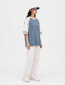 Camiseta de Verano Casual para Mujer, Corte Holgado, 100% Algodón Jersey, Bloques de Color Azul y Blanco, Manga Raglán Corta, Puño a Rayas - Product Image 3