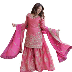 Estilo Kashmirí, Próximamente en Venta: Diseños de Salwar Kameez Pakistaníes con Bordado en Ambos Lados, Especiales para el Mes de Eid/Ramzan, Últimos Modelos para Venta en Línea - Product Image 1