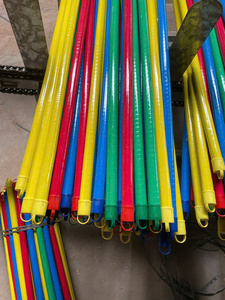 Manches de balai en bois colorés de 45 pouces, légers, style italien à vis, poils durs pour le nettoyage des sols domestiques - Product Image 5