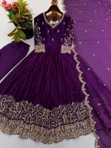 Robe Anarkali Traditionnelle Rouge Brodé pour Femme, Coupe Ample Longue, Style Indien et Pakistanais, Idéale pour Mariage - Product Image 3