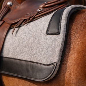 Selle de cheval classique confortable en feutre de laine et de polyester avec absorption des chocs pour l'entraînement sportif, prête à être expédiée - Product Image 3