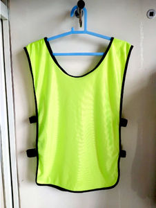 Maillots d'entraînement de football réversibles personnalisés en maille respirante, gilets sans manches en polyester pour l'entraînement de football - Product Image 5