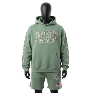 ชุดเซ็ตฮู้ดดี้และกางเกงขาสั้นผ้าฟลีซผสมคอตตอนโพลีเอสเตอร์ 340 GSM สีเขียวเซจสำหรับผู้ชาย พร้อมปักโลโก้ด้วยคริสตัลและงานพิมพ์ลายตามสั่ง - Product Image 1