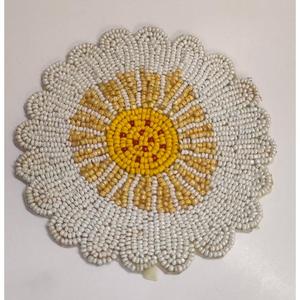 แผ่นรองแก้วลายดอกเดซี่ทรงกลมประดับลูกปัด งานแฮนด์เมด ตกแต่งโต๊ะอาหาร แผ่นรองแก้วกาแฟ อุปกรณ์ตกแต่งโต๊ะอาหารสุดหรู ของตกแต่งบ้านมีสไตล์ - Product Image 6