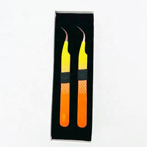 Pinzas para pestañas con logotipo personalizado, venta al por mayor, pinzas para extensión de pestañas con agarre de diamante de dos tonos de acero inoxidable sólido de curva fuerte - Product Image 4