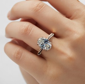 Anillo de Moissanita Opalina con Corte Ovalado, Plata de Ley 925, Brillante, Clásico, para Compromiso, Boda y Fiesta, Anillo para Mujer - Product Image 4