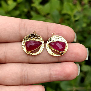 Composant de boucle d'oreille en laiton massif plaqué or 18 carats avec serti à collet pour pierre précieuse rubis et jade taille triligne, connecteur de bijoux moderne mini-breloque - Product Image 4