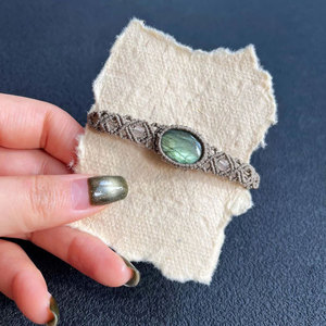 Pulsera Artesanal de Macramé con Labradorita, Joyería Boho con Piedras Preciosas Curativas - Product Image 1