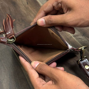 Pochette de bracelet en cuir de vachette de gravure de vache Highland Floral de haute qualité avec fermeture à glissière à pompon et bracelet en cuir détachable - Product Image 6