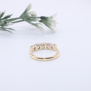 Elegante Anillo de Compromiso de Oro Amarillo con Diamante Cultivado en Laboratorio, Banda de Cinco Piedras con Garras Compartidas, Joyería Fina Personalizada, Regalo para Mujer - Product Image 4