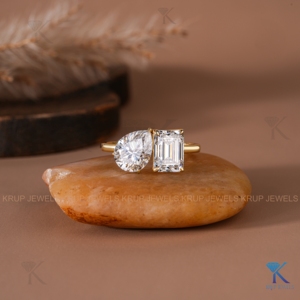 แหวนหมั้นเพชรทรงลูกแพร์และทรงมรกต เพชรเลี้ยงในห้องปฏิบัติการ ทองคำแท้สีเหลือง สองเม็ด เครื่องประดับเจ้าสาวคุณภาพสูง ขายส่ง - Product Image 1