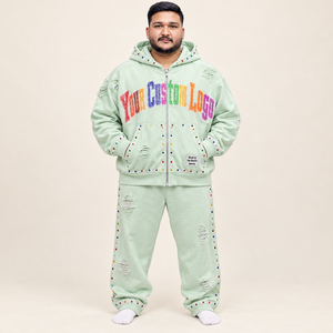 Ensemble de survêtement unisexe en molleton épais avec strass effet vieilli, comprenant un sweat à capuche zippé et un pantalon ample, style streetwear avec lettres personnalisées - Product Image 1