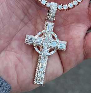 Pendentif Croix en Argent Sterling Or Rose avec Moissanite Taille Brillant Sertie Griffe, Bijou Chrétien Religieux Hip Hop Unisexe - Product Image 3