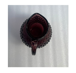 Jarra de Vidrio Morado Clásica con Diseño Duradero para Servir Bebidas en Restaurantes, Hoteles y en el Hogar - Product Image 3