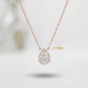 Colgante de Lujo con Diamantes en Forma de Pera Dorada y Halo de Diamantes Brillantes, Diseño Elegante y Atemporal, Cadena de Eslabones para Bodas, Fiestas y Aniversarios - Product Image 3