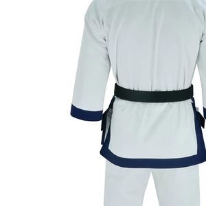 Kimono de karaté professionnel respirant et léger avec genouillères renforcées en tissu durable, personnalisable pour l'entraînement - Product Image 6