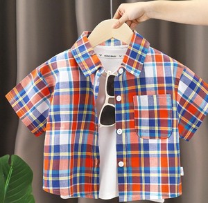 เสื้อเชิ้ตแขนสั้นลายสก๊อตลำลองสำหรับเด็กผู้ชายพร้อมกระเป๋า ปกคอพับได้ ผ้าฝ้ายระบายอากาศได้ดี ทรงปกติ ใส่ได้ในฤดูร้อน - Product Image 2