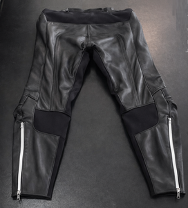 Combinaison de moto en cuir 2 pièces slim fit, dernier design, pour femme, en cuir de vache naturel, sans plaque, avec protections homologuées CE. - Product Image 2