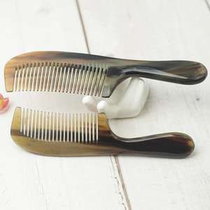 Peigne en corne fait main, écologique, toucher réel, personnalisable, disponible en différentes tailles et designs pour commandes en gros, massage créatif, artisanat - Product Image 1