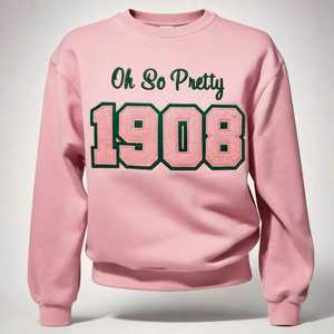 Sweat-shirt rose à col rond personnalisé pour femmes, avec broderie chenille du logo Alpha <span class=keywords><strong>Kappa</strong></span> Alpha 1908 sur le devant, fabriqué par un fabricant de vêtements sur mesure. - Product Image 3