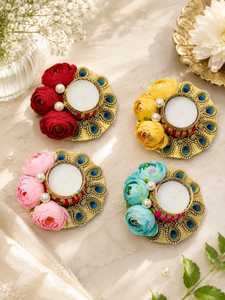 Support de bougie chauffe-plat artisanal en plumes de paon et fleurs, avec rose artificielle et perles, centre de table Diya, décoration pour Diwali et mariage - Product Image 1