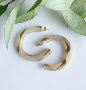 Boucles d'oreilles en résine de luxe pour femmes, faites à la main, design fée de l'amour, couleur et forme personnalisées par Artizon Studio - Product Image 3