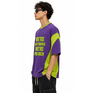 Camiseta Oversize con Bloques de Color, Ribete en Contraste Morado y Verde, Cuello Redondo, Manga Corta, Diseño Casual con Estampado de Letras y Relieve - Product Image 5
