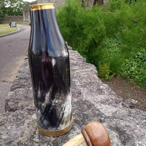 Bouteille en corne de buffle naturelle faite à la main, style médiéval, pour alcool et vin, par Perfect Enterprises - Product Image 1