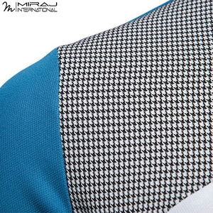 เสื้อโปโลผู้ชายสีขาวน้ำเงินตัดกัน ดีไซน์ใหม่ทันสมัย ราคาขายส่ง พร้อมโลโก้ของคุณเอง คุณภาพพรีเมียม แบบกระดุมครึ่งตัว - Product Image 5