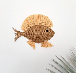 Sculpture murale suspendue en rotin, créature marine à franges, décoration pour chambre d'enfant, artisanat en fibres naturelles, art mural animalier. - Product Image 4