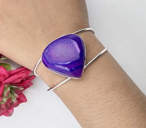 Bracelet manchette double fil plaqué argent avec pierre précieuse triangulaire Druzy de sucre violet, réglable, fait main, bijou tendance pour femme - Product Image 4