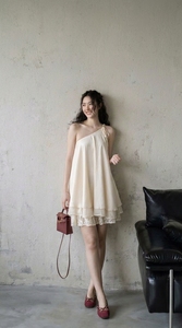 Vestido de verano listo para enviar, color crema, de un solo hombro, corto, con ribete de encaje en capas, para vacaciones, precio al por mayor. - Product Image 2