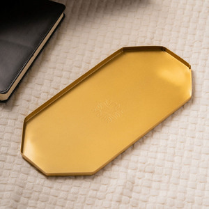 Magnifique plateau de service hexagonal doré avec une finition mate lisse et un motif floral gravé au centre pour le service - Product Image 1