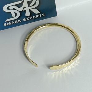 Brazalete Abierto de Cobre Forjado a Mano, Ajustable, Minimalista, Artesanal, Martillado, Kada, Unisex, Hecho a Mano, Tradicional - Product Image 5
