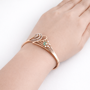 Bracelet spirale en or rose 18 carats avec cristal et accent de pierre verte pour femme, bijou élégant de créateur, cadeau pour mariage ou fête - Product Image 4