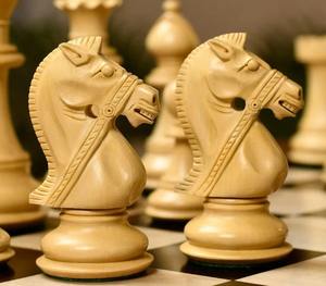 Ensemble d'échecs Premium Noble Stallion 4.8 King en ébène et buis naturel, édition de luxe à prix avantageux - Product Image 3