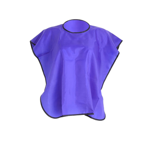 Capa Profesional de Peluquería Morada de Poliéster Resistente al Agua para Salón de Belleza, Corte de Cabello, Coloración y Peinado, Reutilizable - Product Image 1