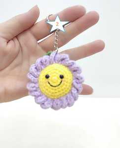 Porte-clés fleur en crochet fait main |   Breloque Amigurumi personnalisable en fil de coton doux et écologique, motif tournesol et marguerite - Cadeau - Product Image 3