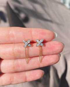 ผู้ผลิตต่างหูแบบห่วงโซ่ประดับดอกไม้ทองคำแท้ 14k แบบสั่งทำพิเศษ พร้อมเพชรเม็ดเดี่ยว 0.25 กะรัต แบบห้อยระย้า เพชรเพาะเลี้ยงจากห้องปฏิบัติการ ขายส่งจากโรงงาน - Product Image 3