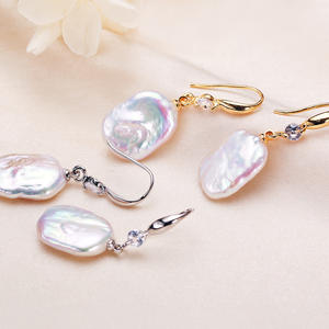Boucles d'oreilles pendantes en perles baroques de luxe polyvalentes, style rétro haut de gamme, perles d'eau douce pour femmes - Product Image 1