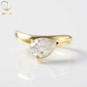 Bague de fiançailles solitaire en or 10 carats avec diamant moissanite taille poire de 2 carats, orientée de l'Est vers l'Ouest, pour femme - Product Image 1