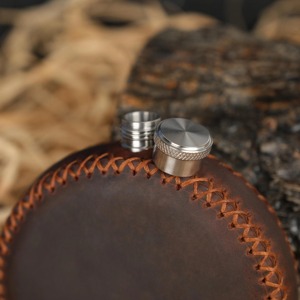 Gourde à whisky en cuir, forme ronde, élégante, portable, parfaite pour les voyages, les cadeaux et l'utilisation personnelle au bar. - Product Image 4