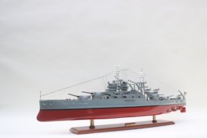 Maqueta de Barco de Madera Hecha a Mano USS Arizona, Coleccionable Patriótico para Mesa, Pulido y Pintado, Diseño Personalizado - Product Image 1