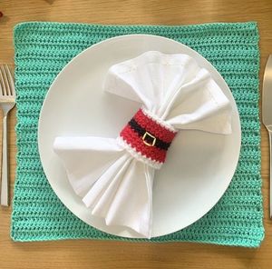 Anneau de serviette de Noël festif en crochet motif ceinture du Père Noël, rouge et noir, avec boucle, fait main, pour décoration de table de fêtes, élégant accessoire de Noël - Product Image 1