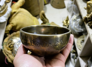 Cuenco tibetano artesanal de latón antiguo con diseño de mantra grabado, cuenco de sonido tradicional para meditación y yoga - Product Image 3