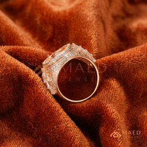 Anillo de la Virgen María en Oro Rosa de Lujo – Banda con Incrustaciones de Diamantes – Diseño Único con Piedras Baguette y Redondas - Product Image 4